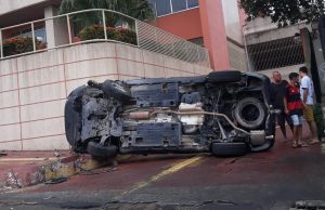 Carro desgovernado, causa acidente em avenida de ManausUma mulher ficou ferida
