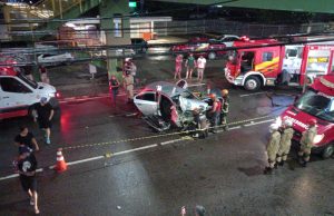 FOTOS: carro colide com pilar de passarela de pedestres na Djalma BatistaDuas pessoas ficaram presas às ferragens e foram socorridas pelo Corpo de Bombeiros