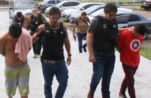 Homens são presos suspeitos de estourar crânio de mulher a pedradas em ManausO crime aconteceu no dia 28 de março deste ano, na Rua Mutuca, próximo ao conjunto Atílio Andreaza, no bairro Japiim