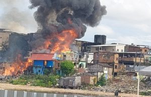 Incêndio destrói várias casas em Manaus na manhã deste sábado