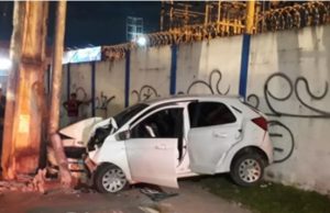 Adolescente pega carro escondido do pai e destrói o veículo no poste em ManausPrejuízo total