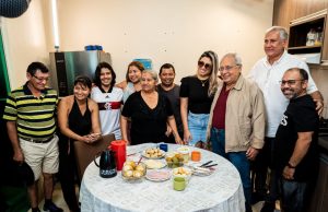 Amazonino visita família e diz que vai ‘resgatar a máquina de fazer casas’ no AMPré-campanha
