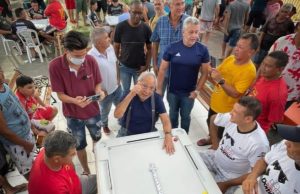 Dominó, selfie e abraços marcam volta de Amazonino à ZL: ‘minha praia’Pré-candidato foi às ruas