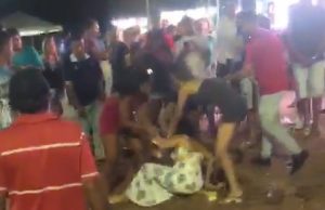 Mulheres se estranham e saem na porrada durante show: ‘O mega hair da gata’