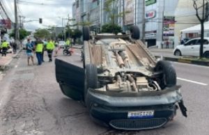Carro bate em táxi e capota várias vezes na Djalma Batista