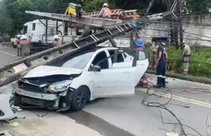 Após tentar beijar mulher, motorista bate em poste no Lírio de Vale