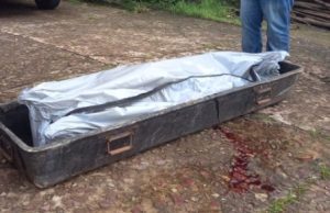 Corpo de homem é encontrado boiando em igarapé no EducandosO cadáver foi levado para o IML