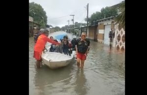 Bombeiros resgatam famílias ilhadas após forte chuva em Parintins