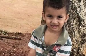 Menino de 3 anos morre esmagado após bancada de pedra do altar de igreja cairTragédia