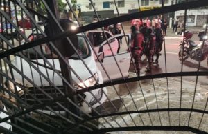 VÍDEO: suspeitos de roubar carro trocam tiros com a Rocam em avenida movimentada de ManausUm deles morreu no hospital 28 de Agosto