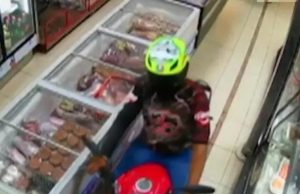 Ladrão atrevido entra com moto em açougue e rouba cortes de carne