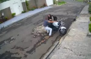 Mulher corajosa luta com ladrão e impede roubo de motocicletaO suspeito do crime, um menor de 17 anos, foi apreendido e levado para a delegacia