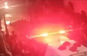 MANAUS SANGRENTA – Pistoleiros mandam vítima descer de moto e o matam no meio da ruaO corpo foi removido para o Instituto Médico Legal (IML)