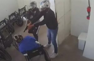 VÍDEO: paciente tem a cabeça estourada por criminosos na frente de médicosOs assassinos invadiram o hospital no momento que o paciente recebe alta médica
