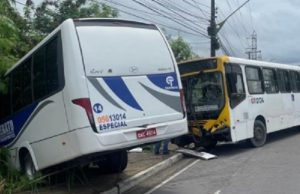 Microônibus perde o freio e bate em ônibus na Zona Leste