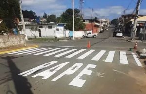 Pintura de trânsito na rua com erro viraliza na internet: ‘RAPE’Não seria PARE?