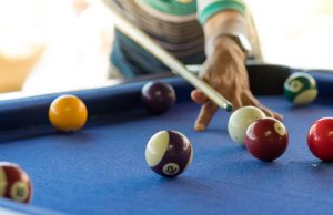 Em Manaus, homem desmaia ao ser atingido por bola de sinuca durante briga