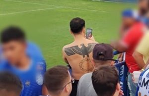 Em partida de futebol, torcedor exibe tatuagem nazista e gera polêmica em Manaus