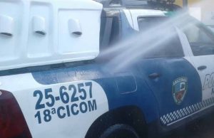 Moradores apedrejam viatura da PM para impedir prisão de suspeito em Manaus