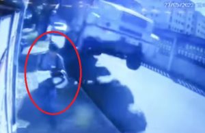 LIVRAMENTO DE DEUS – Homem espaca de ser esmagado por caminhão; veja o vídeo