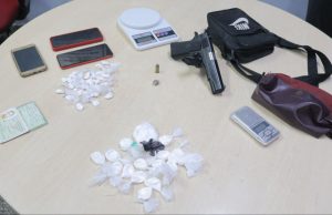 Após denúncia, homem é preso por tráfico de drogas no bairro CompensaInfrator também foi preso com um simulacro de arma de fogo