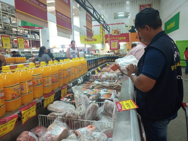 Fiscal do Procon-AM durante ação em supermercado - Foto - Divulgação