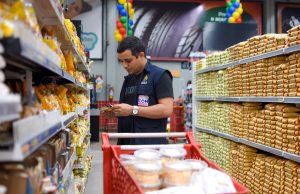 Supermercado é autuado por vender produtos vencidos na Zona Leste de ManausA ação ocorreu nesta segunda-feira, na zona leste de Manaus