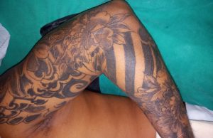 HPS João Lúcio procura familiares de paciente internado na unidadeHomem possui tatuagens nos membros superiores, pescoço e perna