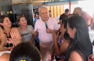 Amazonino visita comunidade ribeirinha e faz homenagem às mães dos beiradões amazonenses