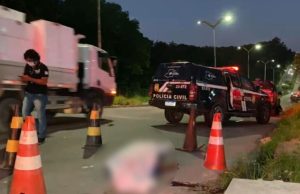 Homem morto é jogado de carro em movimento na avenida Margarita