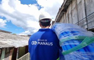 CHEIA – Mais 1,2 mil pessoas recebem serviço de elevação da rede de água em Manaus Obras realizadas pela Águas de Manaus em regiões de vulnerabilidade já elevaram mais de 2.000 mil metros de rede de distribuição, garantindo água tratada para os moradores