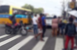 Mototaxista atropela mulheres e criança na faixa de pedestre na Zona LesteAs vítimas estavam atravessando a via pela faixa