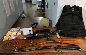 Com arsenal pesado e coletes, grupo criminoso é preso em ItacoatiaraA casa caiu!