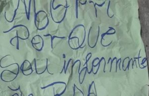 Pistoleiros invadem casa matam e deixam bilhete: ‘Morri porque sou informante’Uma mulher também foi baleada