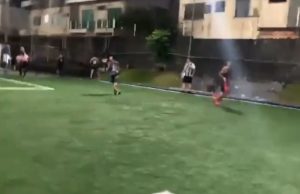 Vídeo flagra tiros, assassinato e correria durante partida de futebol em ManausDesesperador!