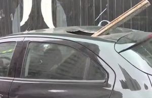 Viga de ferro cai de prédio em construção sobre carro e quase mata mulher