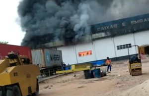 Vídeo: fábrica de papel com 150 funcionários pega fogo na zona Leste de ManausSufoco