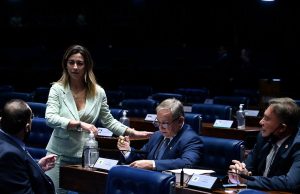 Em meio a discussão sobre aumento da miséria, Senado confirma salário mínimo de R$ 1.212