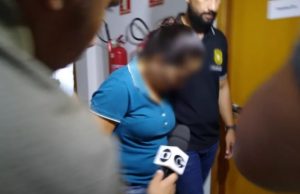 Friamente, mulher confessa que jogou enteado de 6 anos do 4º andar de prédio: ‘peguei e joguei’
