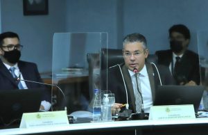 Cautelarmente, conselheiro do TCE-AM suspende licitações no interior do Estado