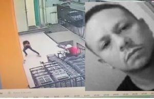 Câmera filma momento que PM é baleado por assaltante em ManausO soldado foi alvejado cinco vezes e está na UTI do Hospital Platão Araújo e seu estado é considerado gravíssimo