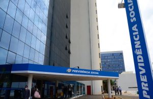 Após 52 dias em greve, médicos peritos do INSS voltam a trabalhar hojeCada médico poderá fazer até 12 atendimentos por dia