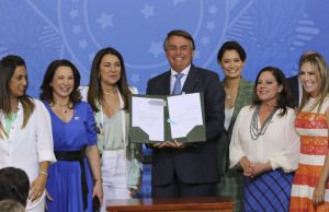 Bolsonaro vai liberar parcelas do FGTS para pagamento de creche