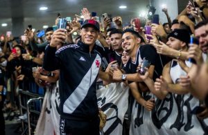 Vídeo: torcida do Vasco vai à loucura com chegada do time a Manaus: ‘saudades’Futebol