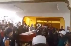 Após grave acidente de carro, mulher acorda no próprio velórioSíndrome de Lázaro: A peruana foi levada, ainda dentro do caixão, para um hospital, mas acabou morrendo algum tempo depois
