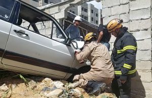 Casal fica preso às ferragens após carro cair em barranco e bate contra muro de obraForam socorridos pelo Corpo de Bombeiros