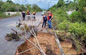 Trecho na estrada entre Manacapuru e Novo Airão desmorona e motoristas ficam em alerta