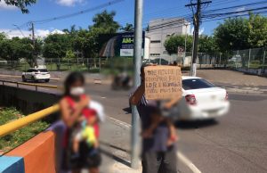 Pais e filhos pedem esmola em frente à sede do governo do AM há dois anos: ‘ninguém liga’Fome e invisibilidade