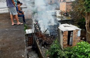 Sinistro destrói casa de madeira em Manaus