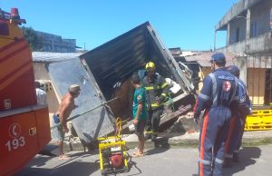 Caminhão desgovernado invade casa em Manaus